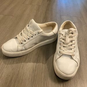 Comfy white staple piece sneakers